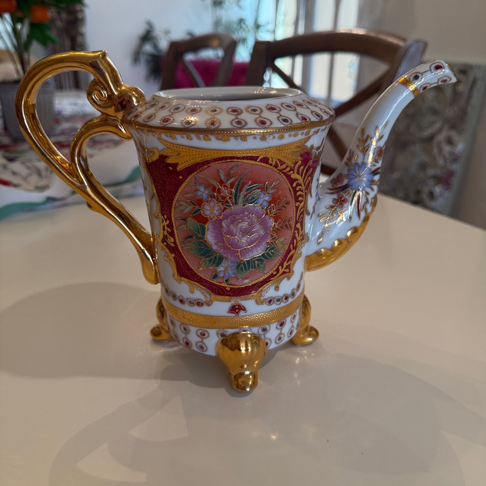 Elegant Pink Floral Porcelain Vase with Gold Accents - Picture 4 of 6